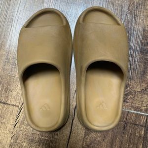Womens Yeezy Slide size 7
